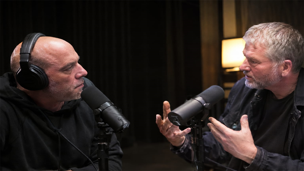 A UFO Whistleblower Just Told Joe Rogan There Are Alien 